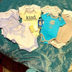 ⚡️SOLD⚡️0-3 month onesies